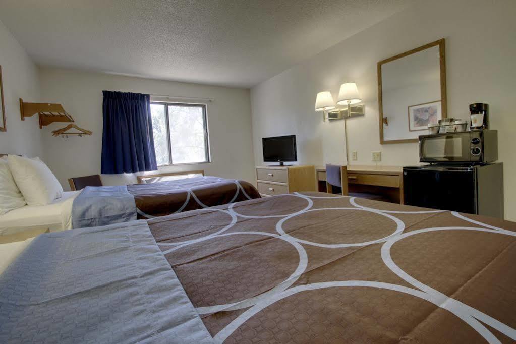 Super 8 By Wyndham Storm Lake מראה חיצוני תמונה